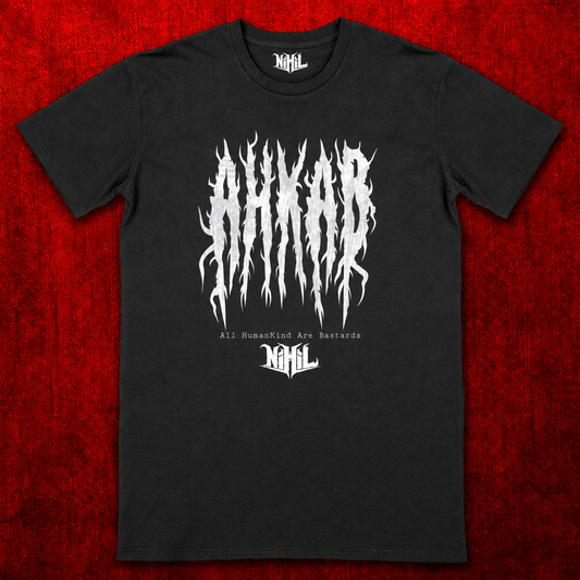 T-shirt unisexe noir AHKAB avec lettrage blanc stylisé, présenté sur fond rouge