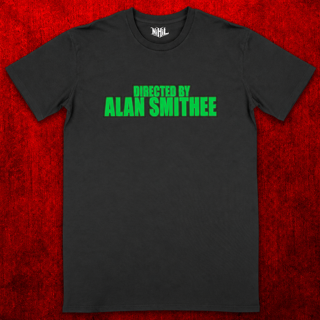 T-shirt unisexe noir avec inscription verte Directed by Alan Smithee sur fond rouge