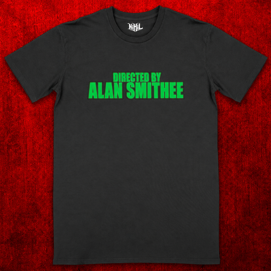 T-shirt unisexe noir avec inscription verte Directed by Alan Smithee sur fond rouge