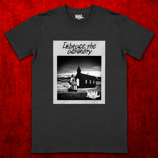 T-shirt unisexe noir avec illustration noir et blanc d’une église et inscription Embrace the Absurdity, sur fond rouge
