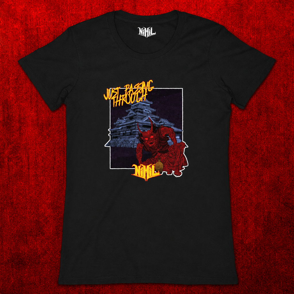 T-shirt femme noir avec château, créature rouge et inscription Just Passing Through, sur fond rouge