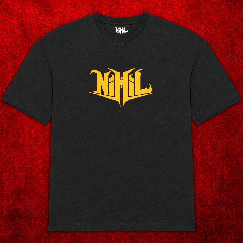 Avant d’un T-shirt oversize noir avec logo Nihil jaune sur fond rouge 