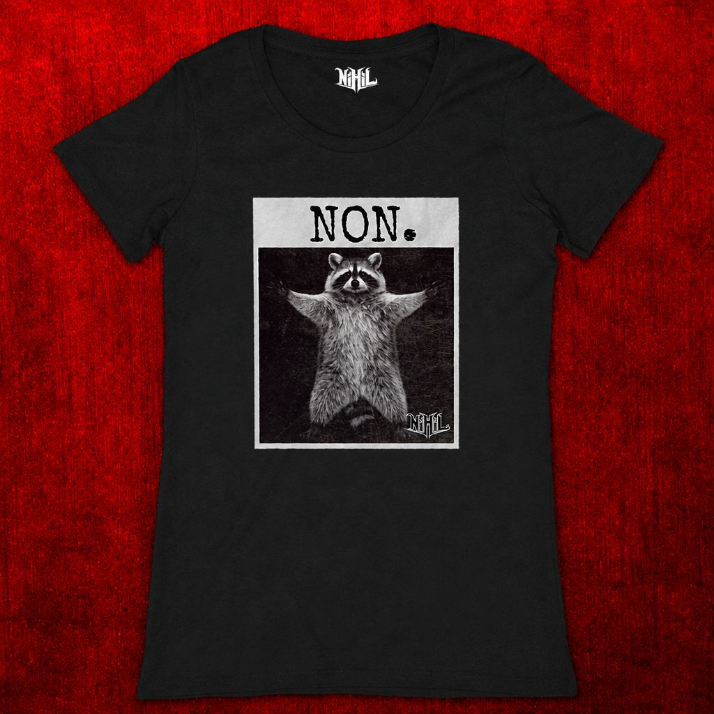 T-shirt femme noir avec raton laveur en noir et blanc et inscription NON., sur fond rouge