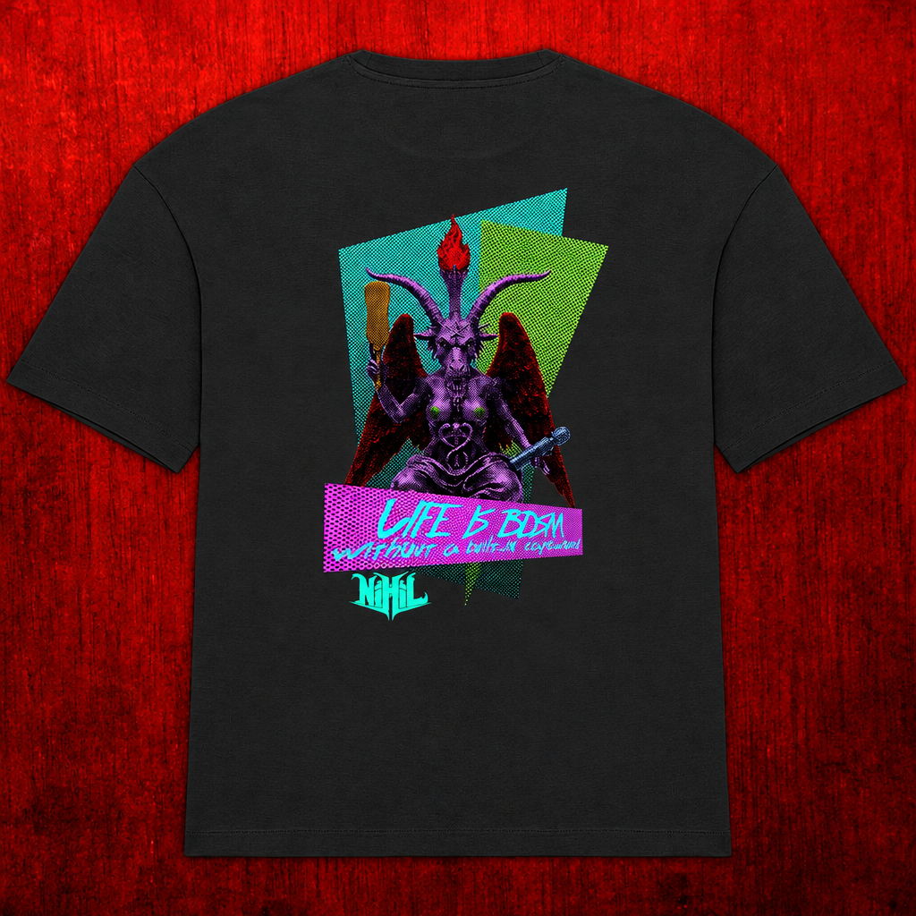 Dos d’un T-shirt oversize noir avec personnage violet à cornes et motif multicolore, sur fond rouge