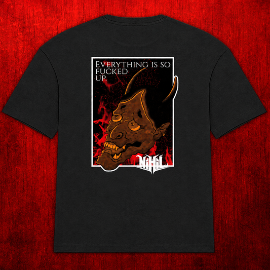 Dos d’un T-shirt oversize noir avec masque brun, flammes rouges et inscription Everything Is So Fucked Up, sur fond rouge