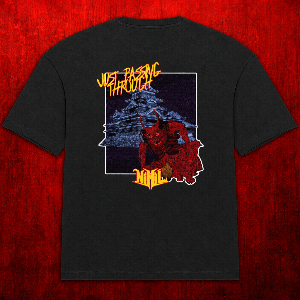 Dos d’un T-shirt oversize noir avec château, créature rouge et inscription Just Passing Through, sur fond rouge 