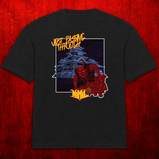 Dos d’un T-shirt oversize noir avec château, créature rouge et inscription Just Passing Through, sur fond rouge 