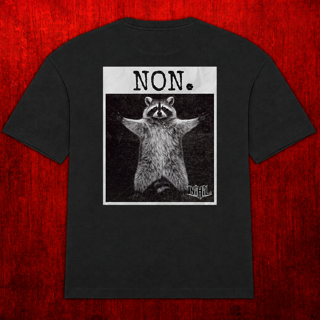 Dos d’un T-shirt oversize noir avec raton laveur en noir et blanc et inscription NON., sur fond rouge