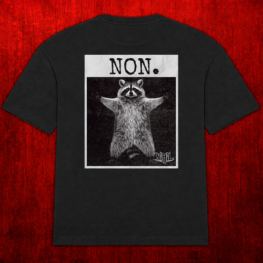Dos d’un T-shirt oversize noir avec raton laveur en noir et blanc et inscription NON., sur fond rouge